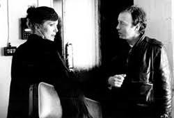 il regista Tony Scott con Catherine Deneuve sul set di Miriam si sveglia a mezzanotte